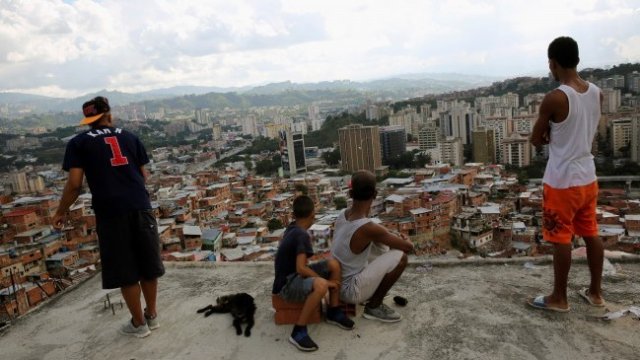 <p>
	Изглед към столицата на страната Каракас. <em>Снимка: Архив Ройтерс</em></p>
<p>
	&nbsp;</p>
