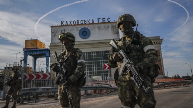 <p>
	На снимка, направена по време на медийна обиколка, организирана от руската армия, се вижда как руски военнослужещи охраняват Каховската водноелектрическа централа (ВЕЦ) на река Днепър в Каховка, близо до Херсон, Украйна, 20 май 2022 г. <em>EPA/SERGEI ILNITSKY</em></p>
