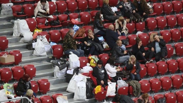 <p>
	В зала &quot;Арена Армеец&quot; членове на секционни комисии чакат реда си, за да предадат изборните книжа. 26 октомври 2015 г. <em>Снимка: БТА</em></p>
