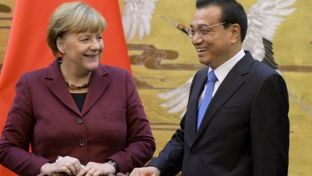 <p>
	Ангела Меркел и&nbsp;Ли Къцян. <em>Снимка: Ройтерс</em></p>
