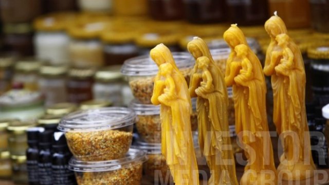 <p>
	Пчелни продукти, изложени на фермерски пазар в София.&nbsp;<em>Снимка: Олег Попов, Investor Media Group</em></p>
