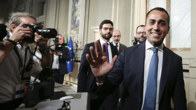 <p>
	Луиджи ди Майо е на ръба на оставката, която може да струва живота и на управляващата коалиция. Снимка:&nbsp;Alessia Pierdomenico/Bloomberg</p>
