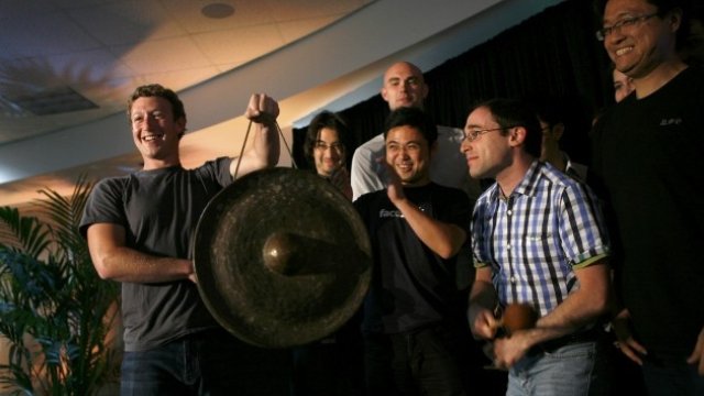 <p>
	Според някои анализатори IPO-то на Facebook ще направи голяма част от служителите милионери. <em>Снимка: Ройтерс</em></p>
