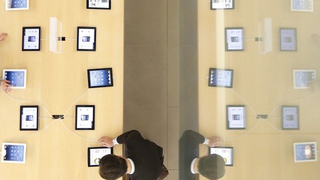 <p>
	Gartner прогнозира, че делът на Apple на пазара на таблети през тази година ще падне под 50%. <em>Снимка: Ройтерс</em></p>
