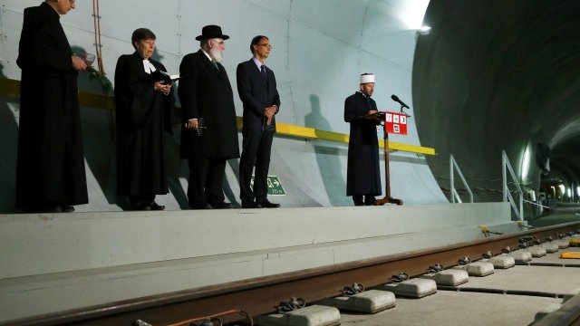 <p>
	Имамът Беким Алими, началникът на отдела за сигурност на Федералната служба на транспорта Питър Зейлистра, равинът Марцел Йаер Ебел, преподобният Симона Раух и отец Мартин Верлен участват в откриването на новия тунел. <em>Снимка: Ройтерс</em></p>
