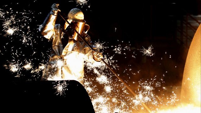<p>
	Служител лее стомана във фабрика на германския индустриален конгломерат ThyssenKrupp AG в Дуисбург. <em>Снимка: Ройтерс</em></p>
