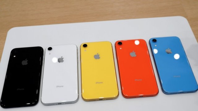 <p>
	Различни цветове на представения на 12 септември iPhone XR в централата на компанията в Купертино. Снимка: Ройтерс</p>
