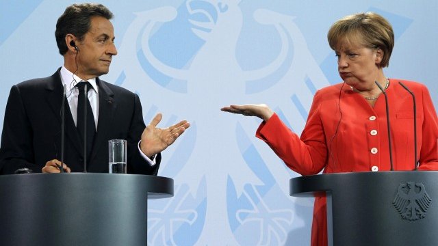 <p>
	Залисани в спасяването на еврото Меркел и Саркози трябва да помислят и за рейтингите на Франция и Германия. <em>Снимка: Ройтерс</em></p>
