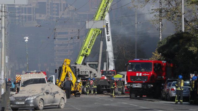 Акция на спасителни екипи след обстрел над Киев. Снимка:  EPA/SERGEY DOLZHENKO