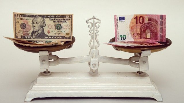 <p>
	Възможно е валутната двойка EUR/USD да се търгува едно към едно до края на годината, смята&nbsp;Джон Харди. <em>Снимка: Архив, Ройтерс</em></p>
