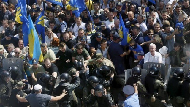 <p>
	Конституционните реформи в Украйна, които включват децентрализация на Източна Украйна, са предвидени в мирното споразумение от Минск, сключено през февруари. На снимката - сблъсъците след днешното гласуване във Върховната Рада.&nbsp;<em> Снимка: Ройтерс</em></p>
