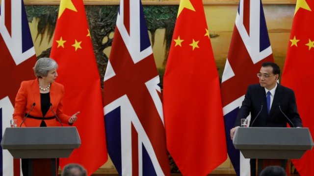 <p>
	Британският премиер Тереза Мей и китайският й колега Ли Къцян <em>Снимка: Ройтерс</em></p>
