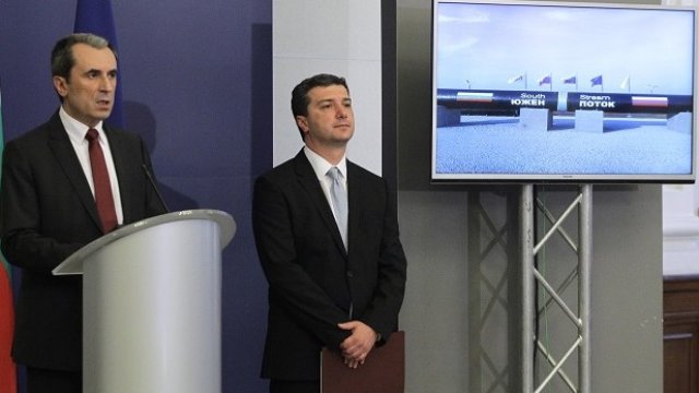 <p>
	Пламен Орешарски (вляво) и Драгомир Стойнев при първата заварка на &quot;Южен поток&quot; в България. Снимка: <em>БТА</em></p>
