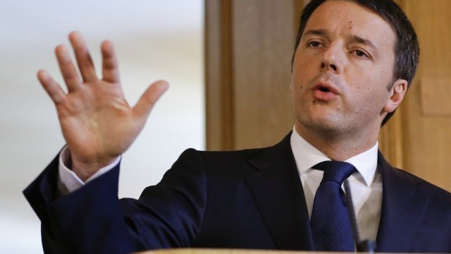 <p>
	Ренци е изправен пред трудни решения. <em>Снимка: Ройтерс</em></p>
