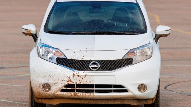 <p>
	<em>Дясната половина на колата е защитена с новото покритие, докато при лявата е използвана съвсем стандартна боя. Снимка: Nissan</em></p>
