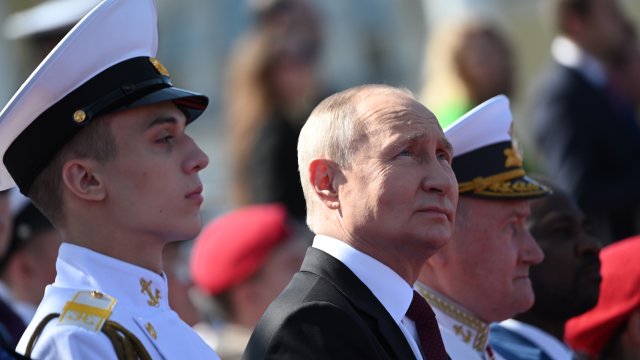 Владимир Путин (в средата) присъства на парада за Деня на военноморския флот. Снимка: EPA/БГНЕС