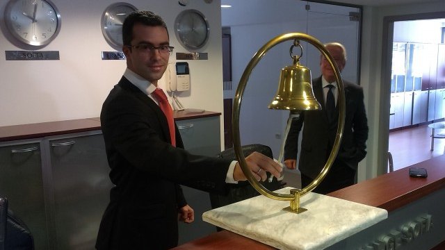 <p style="text-align: justify;">
	Изпълнителният директор на &bdquo;Кредисимо&ldquo; АД Константин Кръстев по време на дебюта на компанията на БФБ. <em>Снимка: Investor.bg</em></p>
