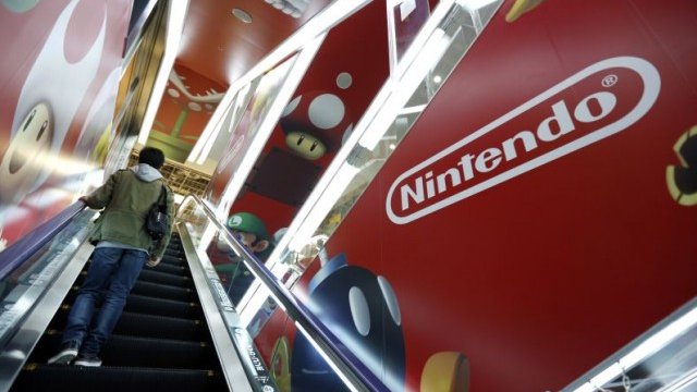 <p>
	Президентът на Nintendo Сатору Ивата не успява да съживи бизнеса ѝ, а все повече играчи преминават към игри на таблети и смартфони. <em>Снимка: Ройтерс</em></p>
