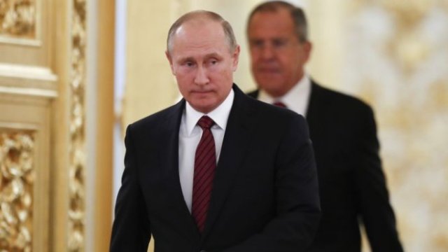 <p>
	Президентът на Русия Владимир Путин. На заден план - руският външен министър Сергей Лавров.<em> Снимка: Ройтерс</em></p>
