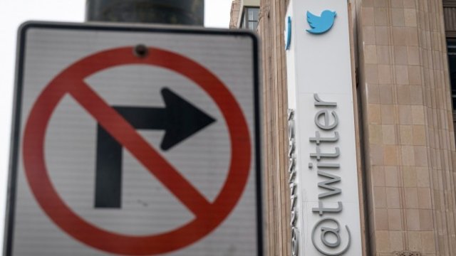 <p>
	Twitter подозира вътрешен човек. <em>Снимка: David Paul Morris/Bloomberg</em></p>
