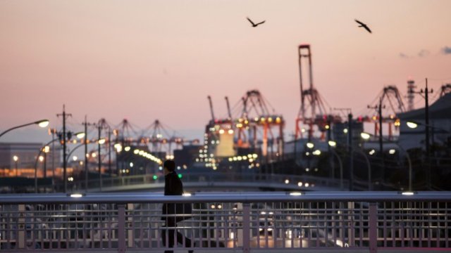 <p>
	Мъж минава по пешеходен надлез привечер в Япония.&nbsp;&nbsp; <em>Снимка: Tomohiro Ohsumi/Bloomberg</em></p>
