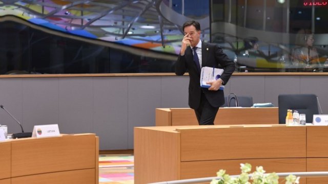 <p>
	Нидерландският премиер по време на преговорите. <em>Снимка: Geert Vanden Wijngaert/Bloomberg</em></p>
