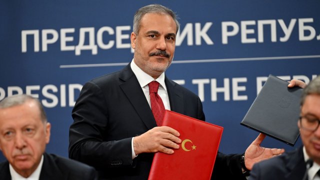 Външният министър на Турция Хакан Фидан (в средата). Снимка: Bloomberg