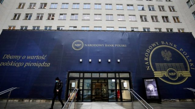 <p>
	Сградата на полската централна банка. <em>Снимка: Piotr Malecki/Bloomberg</em></p>
