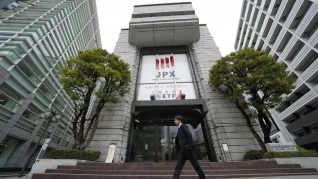 <p>
	Сградата на Токийската фондова борса. <em>Снимка: Bloomberg</em></p>
