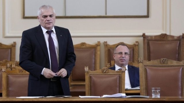 <p>
	Парламентът изслуша министрите на земеделието и на вътрешните работи Румен Порожанов (дясно) и Валентин Радев (ляво) за разпространението на чумата по дребните преживни животни. <em>Снимка: БТА</em></p>
