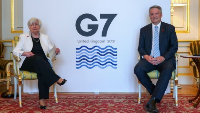 <p>
	Джанет Йелън и генералният секретар на ОИСР Матиас Корман. <em>Снимка: Bloomberg</em></p>
