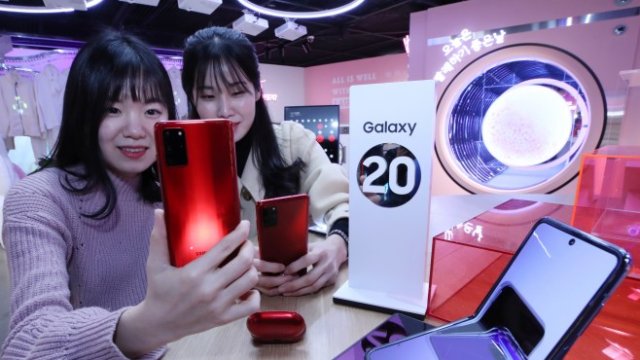 <p>
	Samsung се върна на върха. Снимка: &nbsp;EPA/YONHAP SOUTH KOREA OUT</p>
<p>
	&nbsp;</p>
