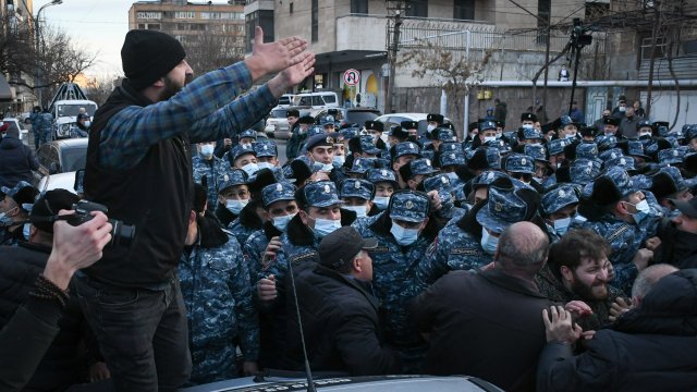 Антиправителствен протест в столицата на Армения Ереван. Снимка:  EPA/NAREK ALEKSANYAN
