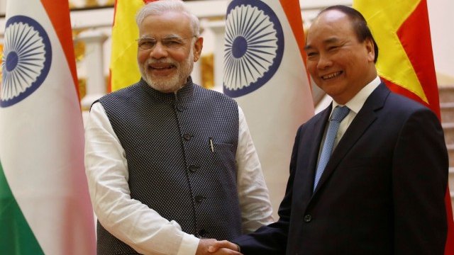 <p>
	Нарендра Моди (вляво) и Нгуен Суан Фук. <em>Снимка: Ройтерс</em></p>
