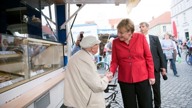 <p>
	Меркел при посещение на пазар в Грайфсвалд, провинция Мекленбург-Предна Померания. <em>Снимка: Ройтерс</em></p>
