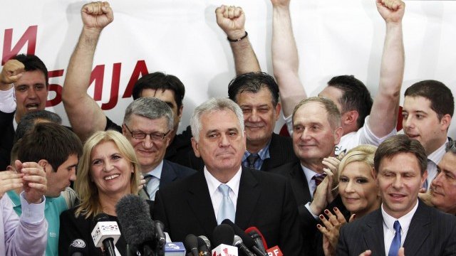 <p>
	Щабът на Прогресивната партия на Николич празнува победата. <em>Снимка: Ройтерс</em></p>
