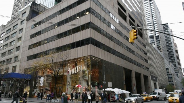 <p>
	Наемите на &quot;Пето авеню&quot; поддържат високата си цена. <em>Снимка: Ройтерс</em></p>
