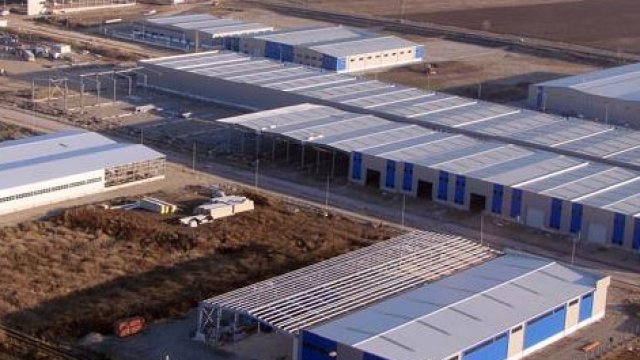 <p>
	Логистичен парк в Брашов - проект на единия от партньорите,&nbsp;Graells &amp; Llonch. <em>Снимка:&nbsp;Graells &amp; Llonch</em></p>
