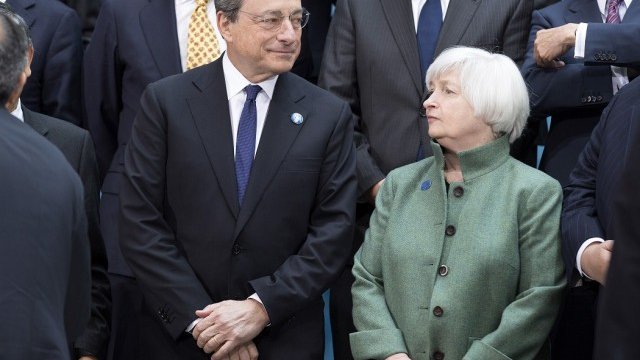 <p>
	През декември Европейската централна банка и Федералният резерв на САЩ започнаха да прилагат противоположна парична политика.<em> Снимка: Архив Ройтерс</em></p>
