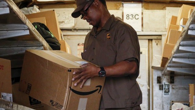 <p>
	Amazon иска да намали зависимостта си от United Parcel Service Inc. <em>Снимка: Ройтерс</em></p>
