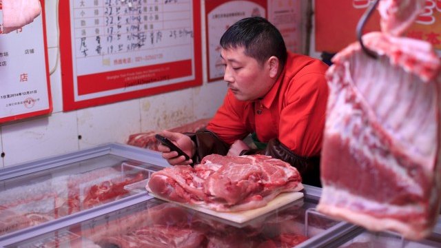 <p style="text-align: justify;">
	Ръстът на цените на храните е основна причина за по-високата инфлация. <em>Снимка: Ройтерс</em></p>
