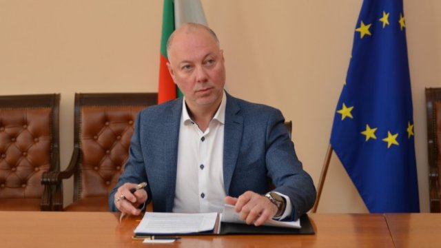 <p>
	<em>С анекса се потвърждава ангажиментът на концесионера да заплати първоначалното концесионно възнаграждение от 660 млн. лева в рамките на този месец, заяви министърът на транспорта Росен Желязков при неговото подписване. Снимка: министерството</em></p>
