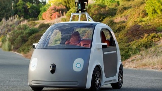 <p>
	<em>Автономният автомобил на Google. Той няма нито волан, нито педали. Снимка: Google</em></p>
