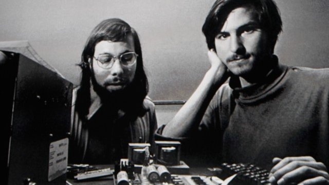 <p>
	Стив Джобс и Стив Возняк представят Apple -1 за пръв път през 1976 г. <em>Снимка: Ройтерс</em></p>
