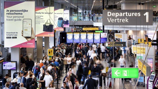 Летище Скипхол намали дневния брой на пътниците с една пета поне до март догодина. Снимка: EPA/БГНЕС