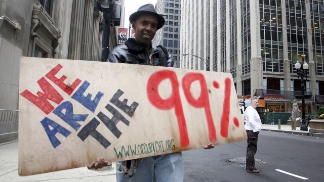 <p lang="bg-BG" style="margin-bottom: 0cm">
	Безработен музикант от движението &bdquo;Окупирай Чикаго&ldquo;. <em>Снимка: Ройтерс</em></p>
