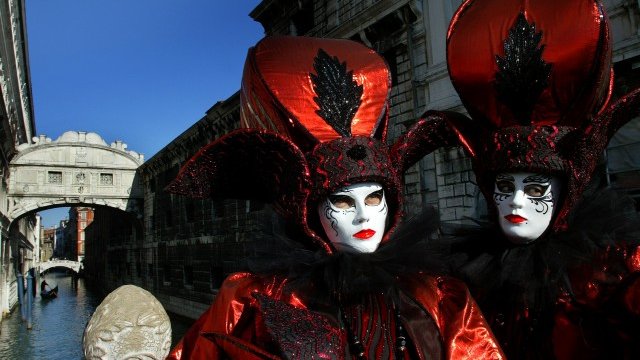 <p>
	Мостът отново е открит за туристите<em>. Снимка: Ройтерс</em></p>
