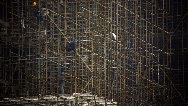 <p>
	Строителство на нова жилищна сграда в Пекин. Снимка: Ройтерс</p>
