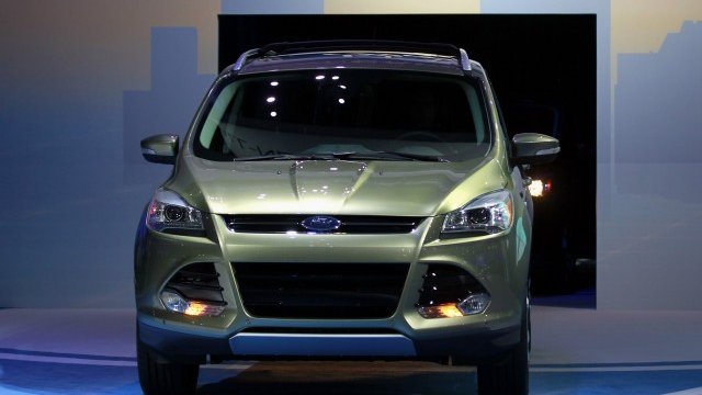 <p>
	Ford Escape повреме на изложение в Лос Анджелис. <em>Снимка: Ройтерс</em></p>
