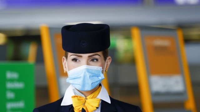 <div class="photo-info">
	<figcaption>Член на екипажа на Deutsche Lufthansa AG с маска на летището във Франкфурт. <em>Снимка: Alex Kraus/Bloomberg </em></figcaption></div>
